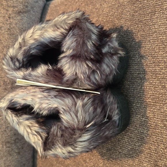 ISOTONER BRAND WOMEN'S GRAY AND BLACK FAUX FUR ANKLE BOOTS SIZE MEDIUM 7… - Picture 3 of 13